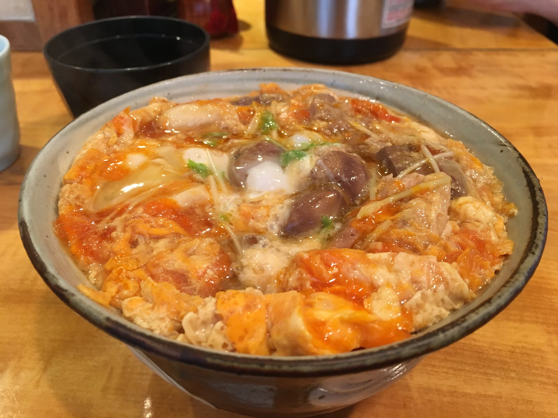 究極の親子丼
限定10食 特上もつ入り親子丼を堪能する！