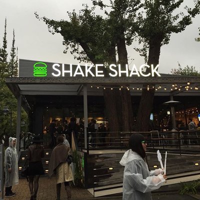 SHAKE SHACK 外苑いちょう並木店（シェイクシャック）