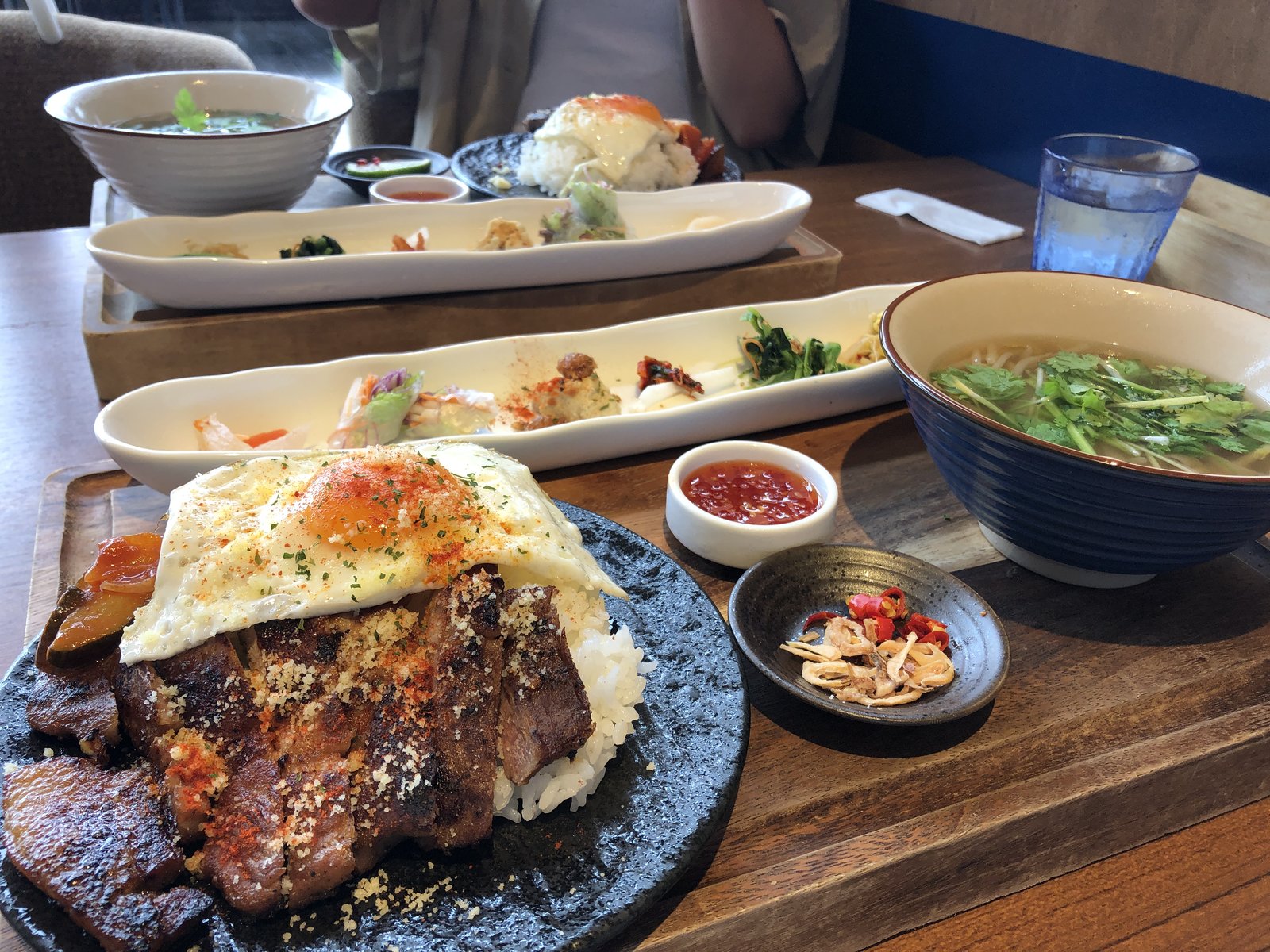 鶏とチーズ 湊町リバーカフェ