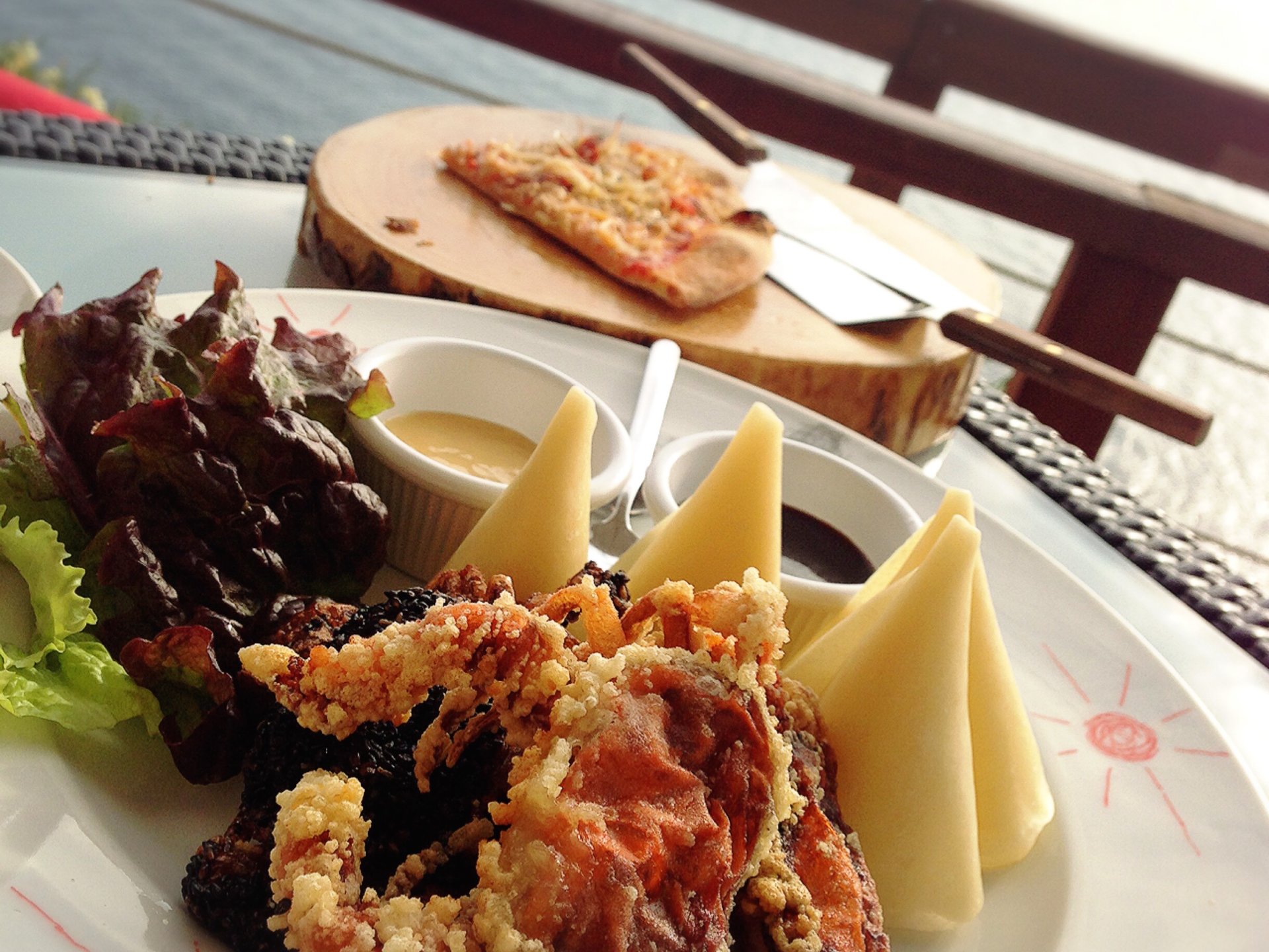 【江ノ島満喫ドライブデート】江ノ島グルメ食べ歩き&海を見渡せる頂上のレストランで絶品しらすピザランチ