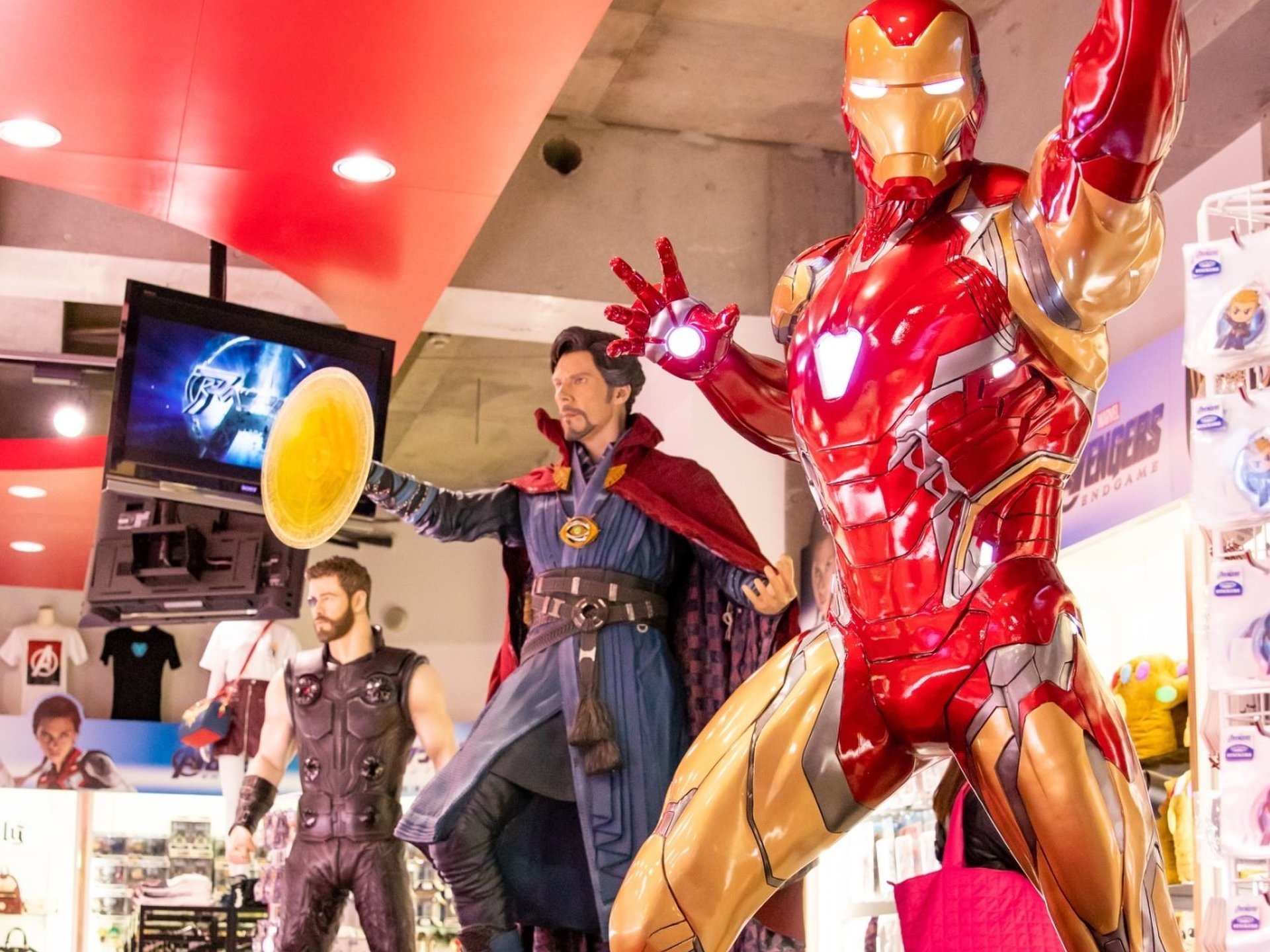 アベンジャーズが原宿に登場！映画で使った衣装展示からコラボカフェまでオタクが完全ガイド♡