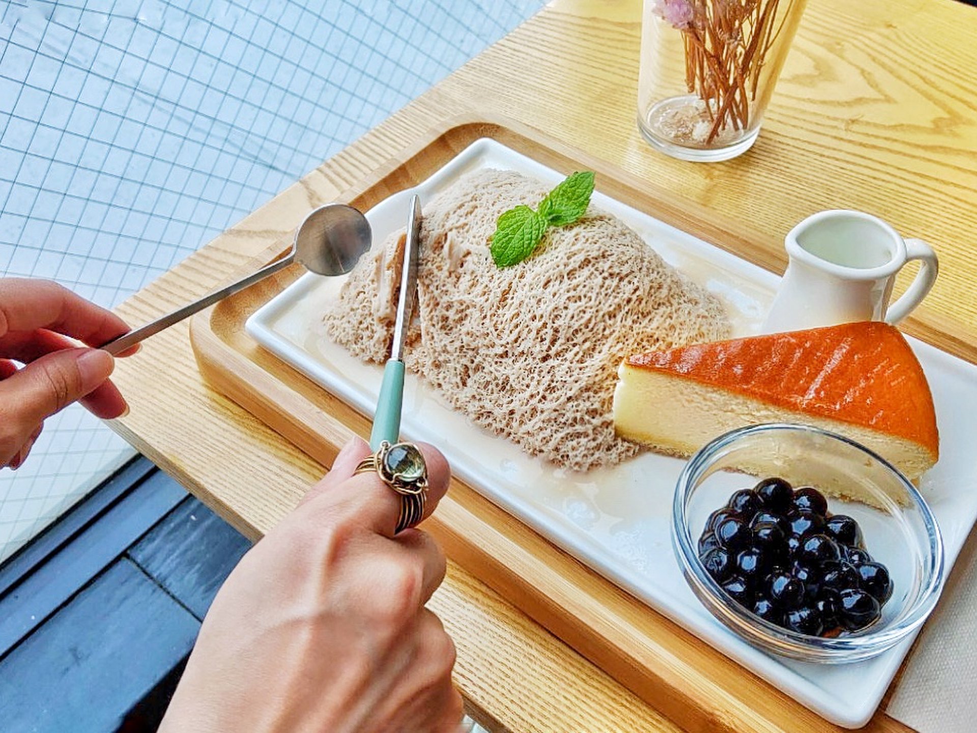 ナイフとフォークで食べるかき氷!?新大久保「Seoul Café」の新感覚スイーツ