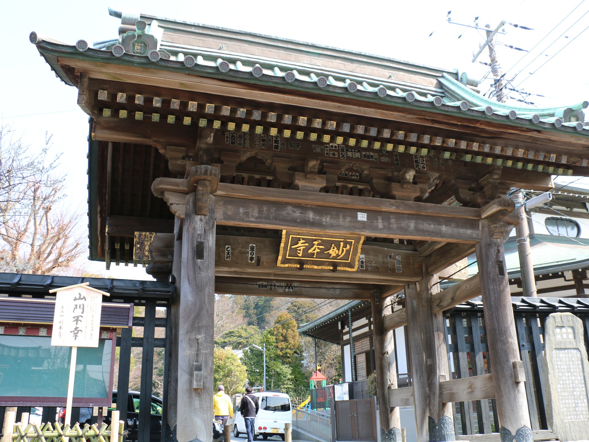 【神奈川・鎌倉】日蓮宗最古の寺院！春には満開の桜とカイドウがお出迎え♪「妙本寺」