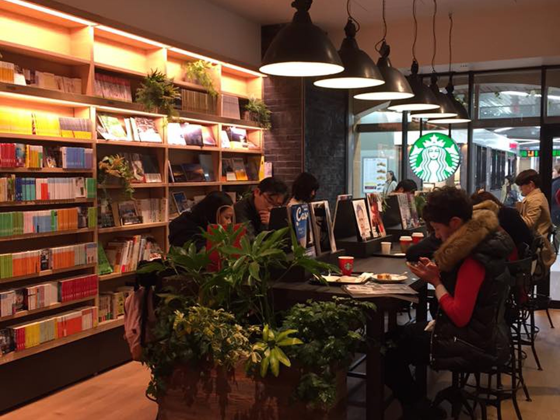 【浦和駅直結アトレ】スタバ併設の蔦谷書店が新オープン！本や雑誌を読みながらのカフェタイム♪