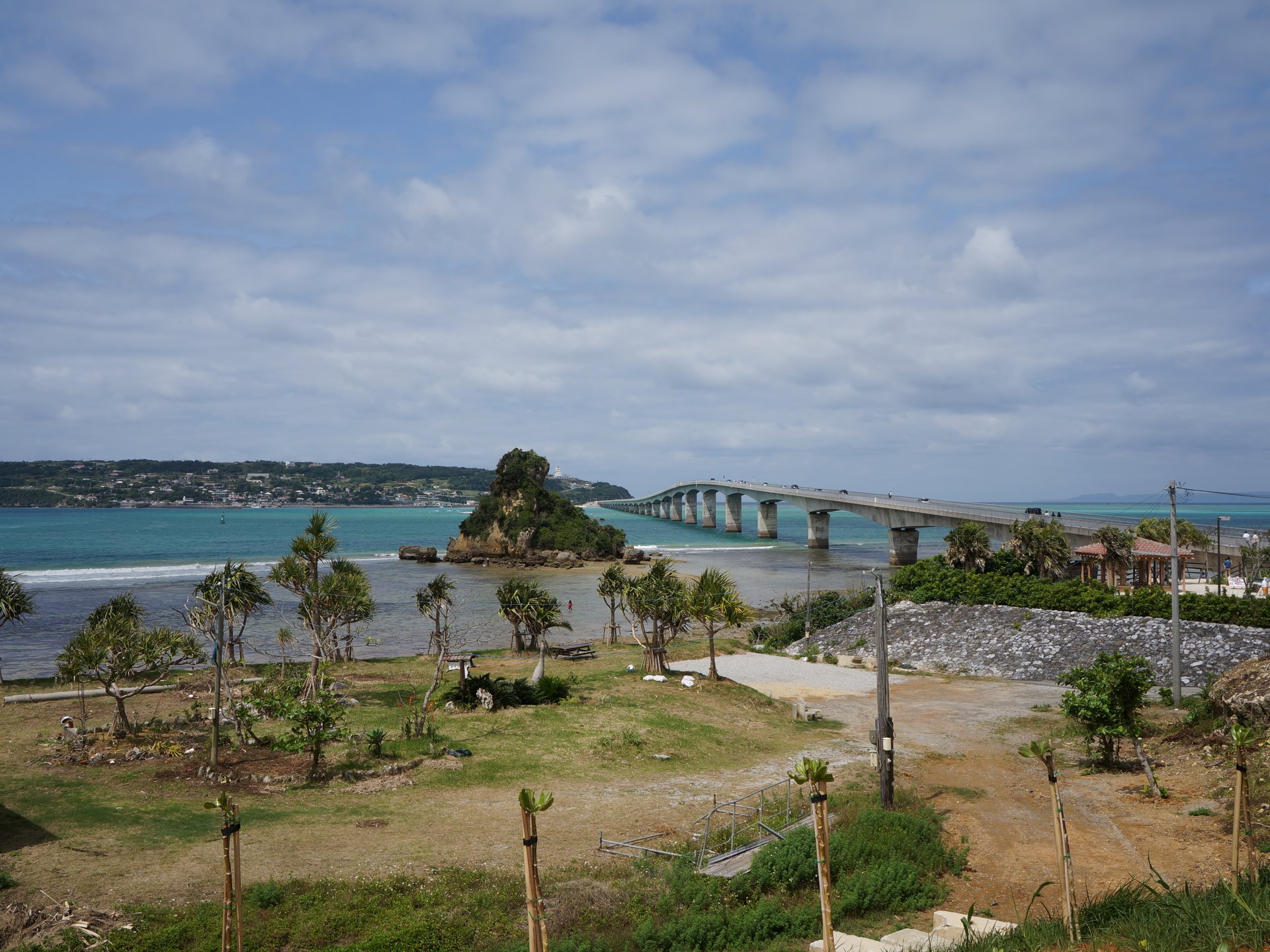 【沖縄旅行で話題のおすすめスポット古宇利島へ】レンタカーで海沿いドライブ