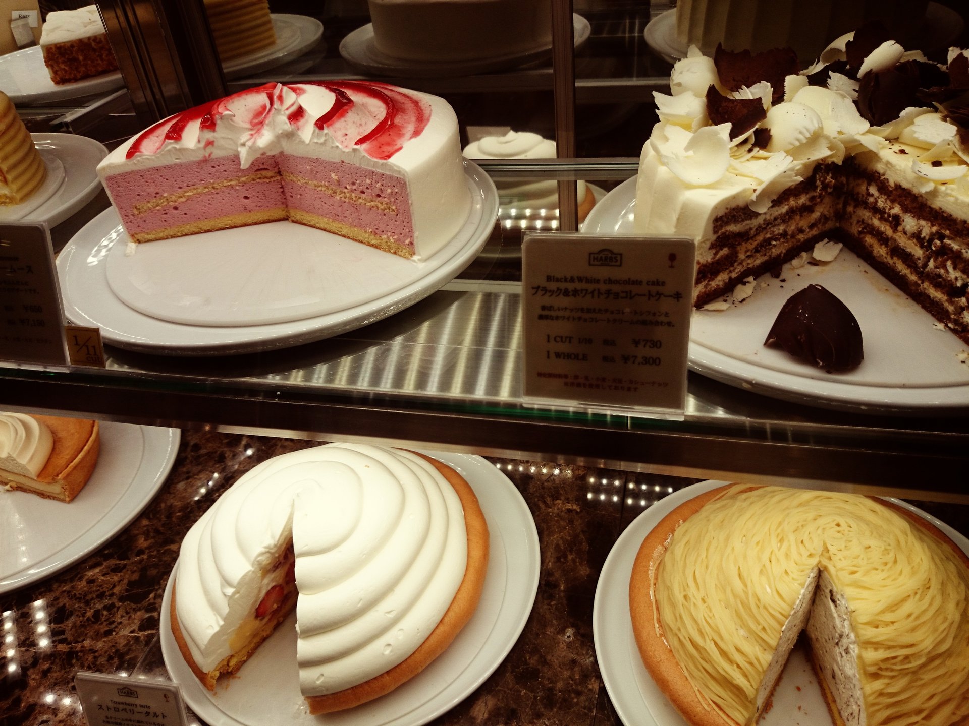 横浜で一番美味しいケーキならここ！お洒落カフェHARBS。食べ歩きデートやお土産にも！