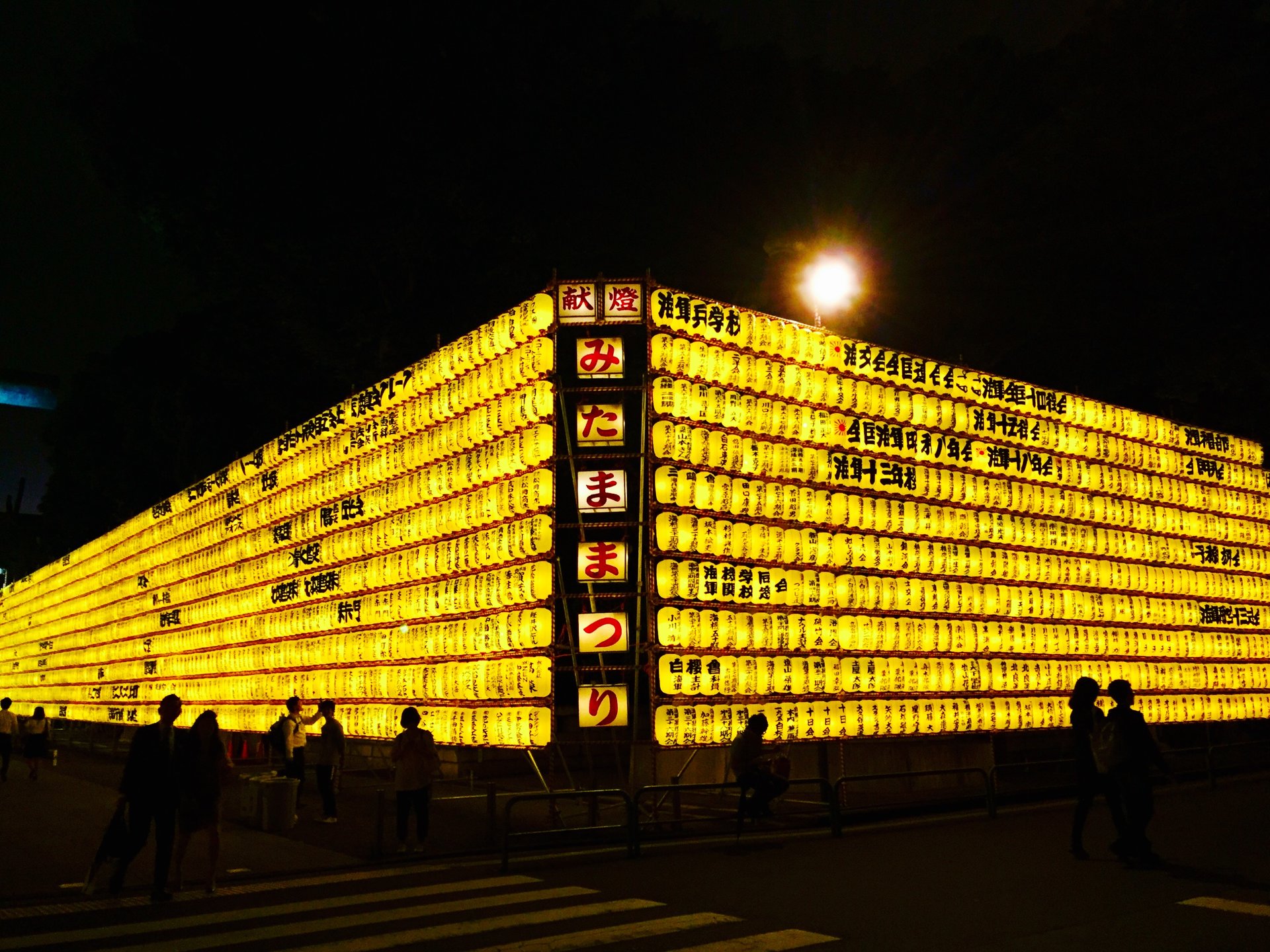 【落ちついた大人のイベントに大変貌】夏のデートといったら提灯のヒカリの道！靖国神社のみたままつりへ！