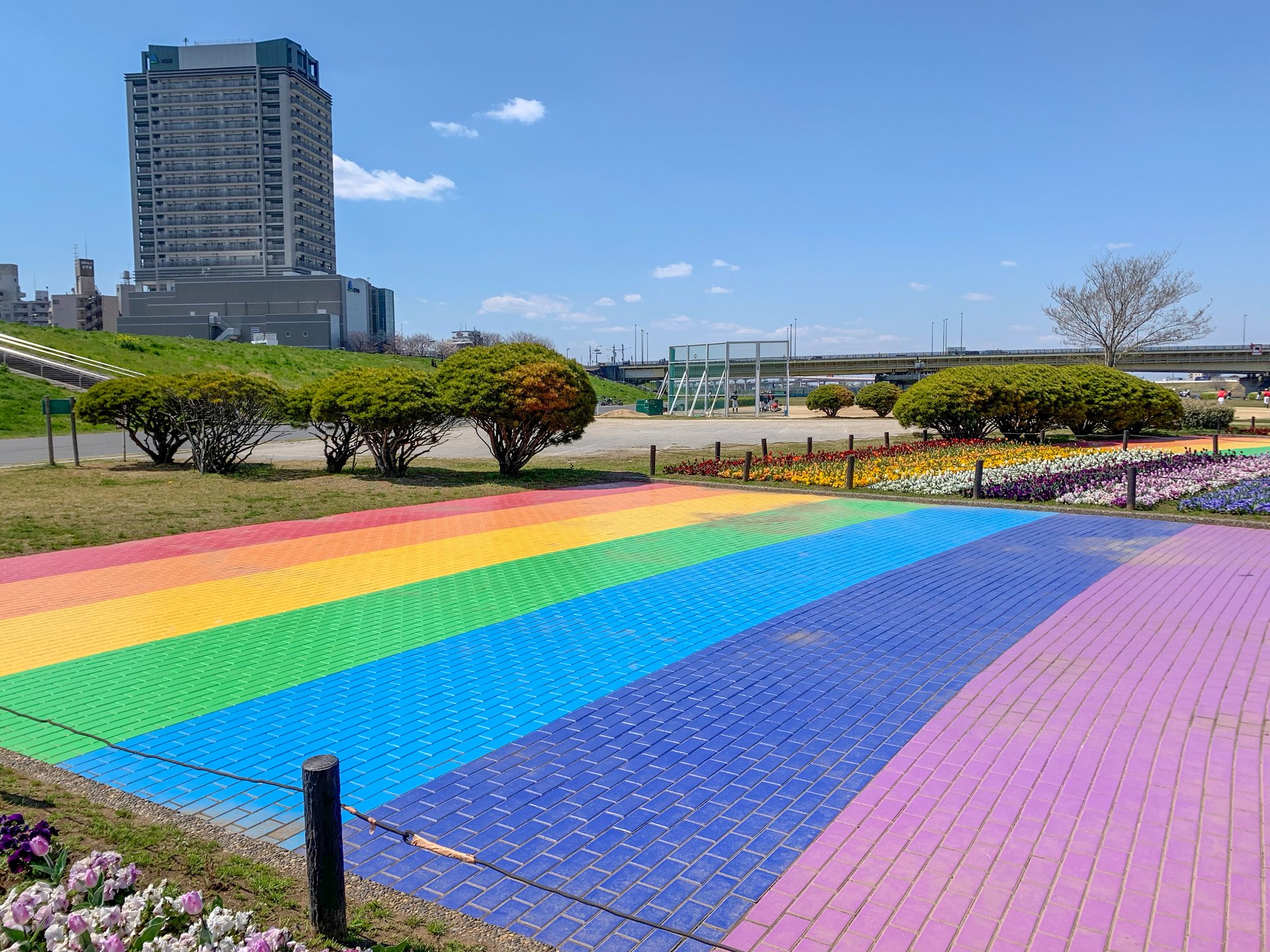 北千住「虹の広場」にプチ旅行!?都内の新たなフォトジェニックスポットは千住にあり！