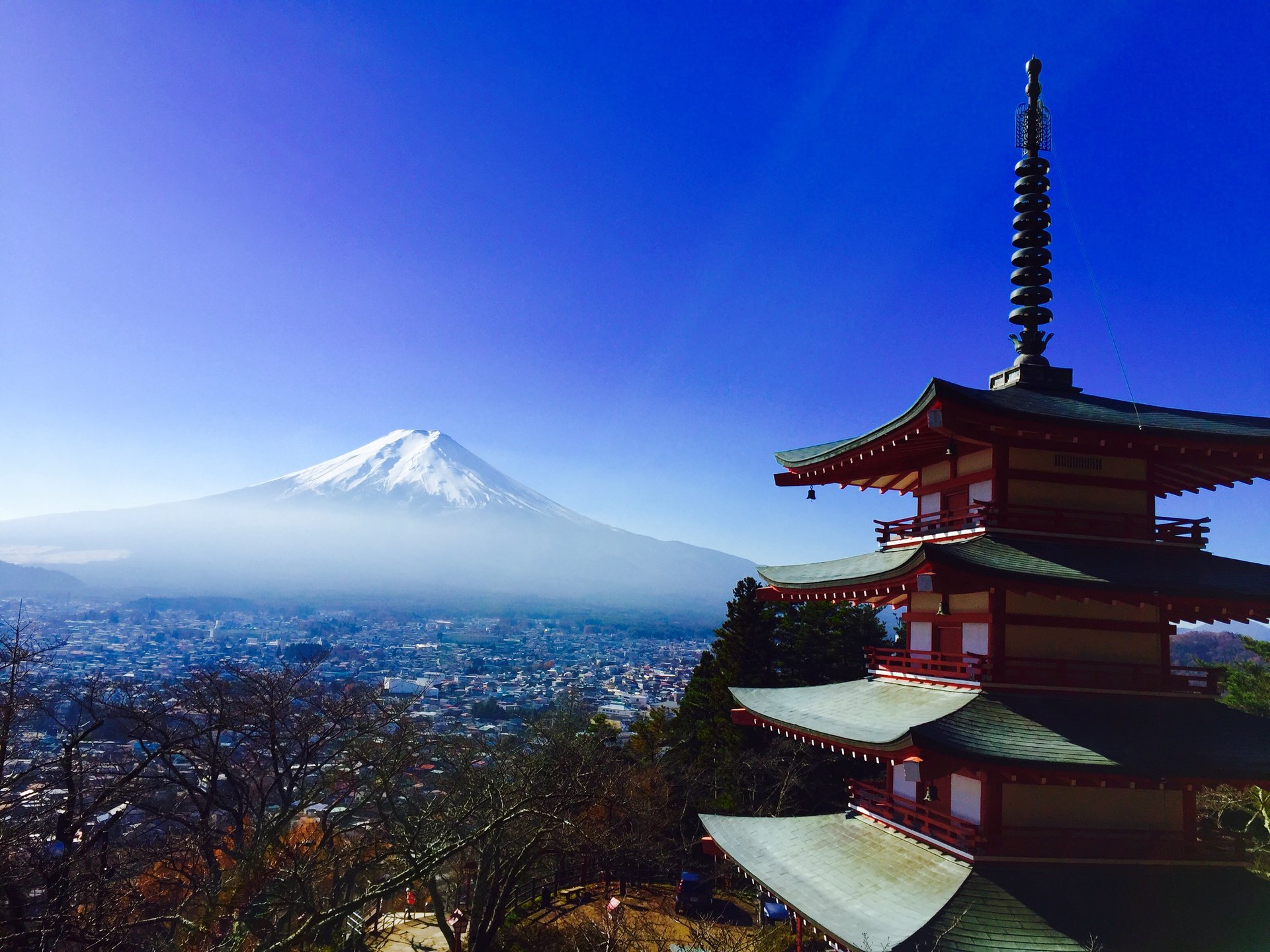 【富士山がきれいに撮影できる好スポット！】海外からの旅行者も大絶賛の新倉山浅間公園へ！