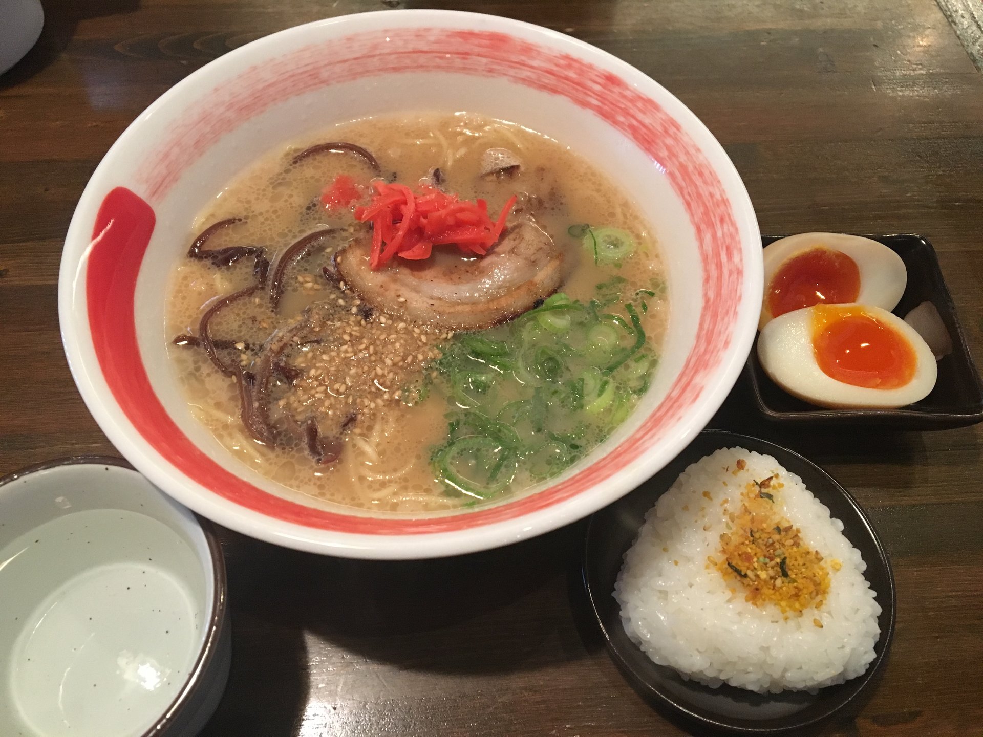 いつもいっぱいの人気ラーメン店☆ランチタイムはご飯無料でお腹いっぱいの【ららららーめん】