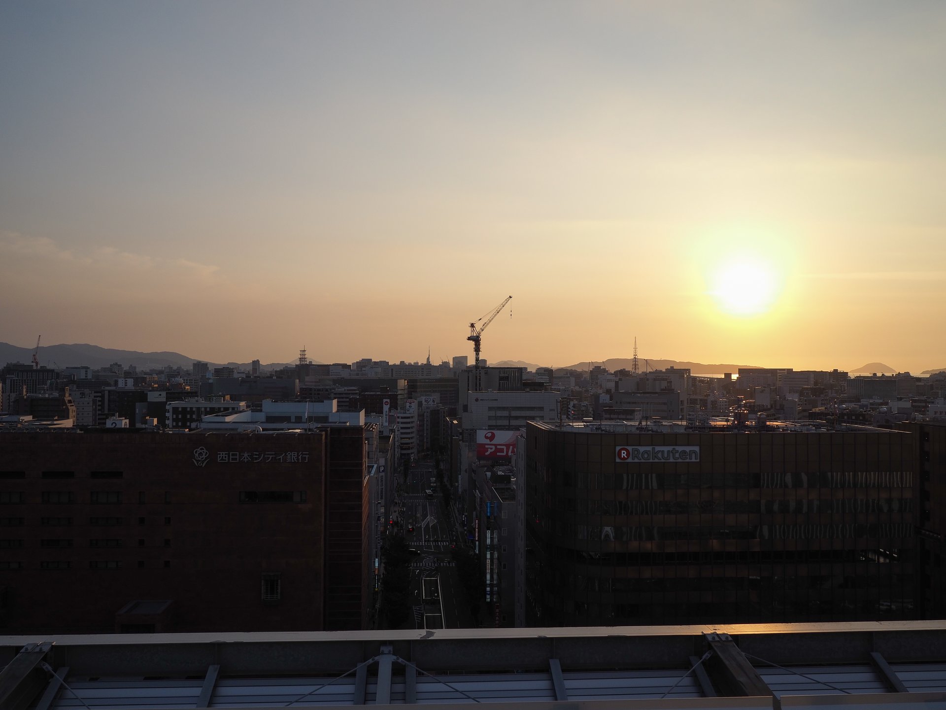 博多駅でお手軽な大人の夜デート♩ 博多駅屋上から眺める夕日にうっとり♩