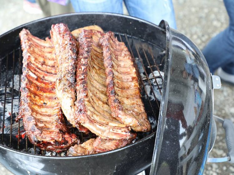 qの本場アメリカ式 厚切り肉を大型bbqコンロで豪快に焼く本物のバーベキュー Playlife プレイライフ