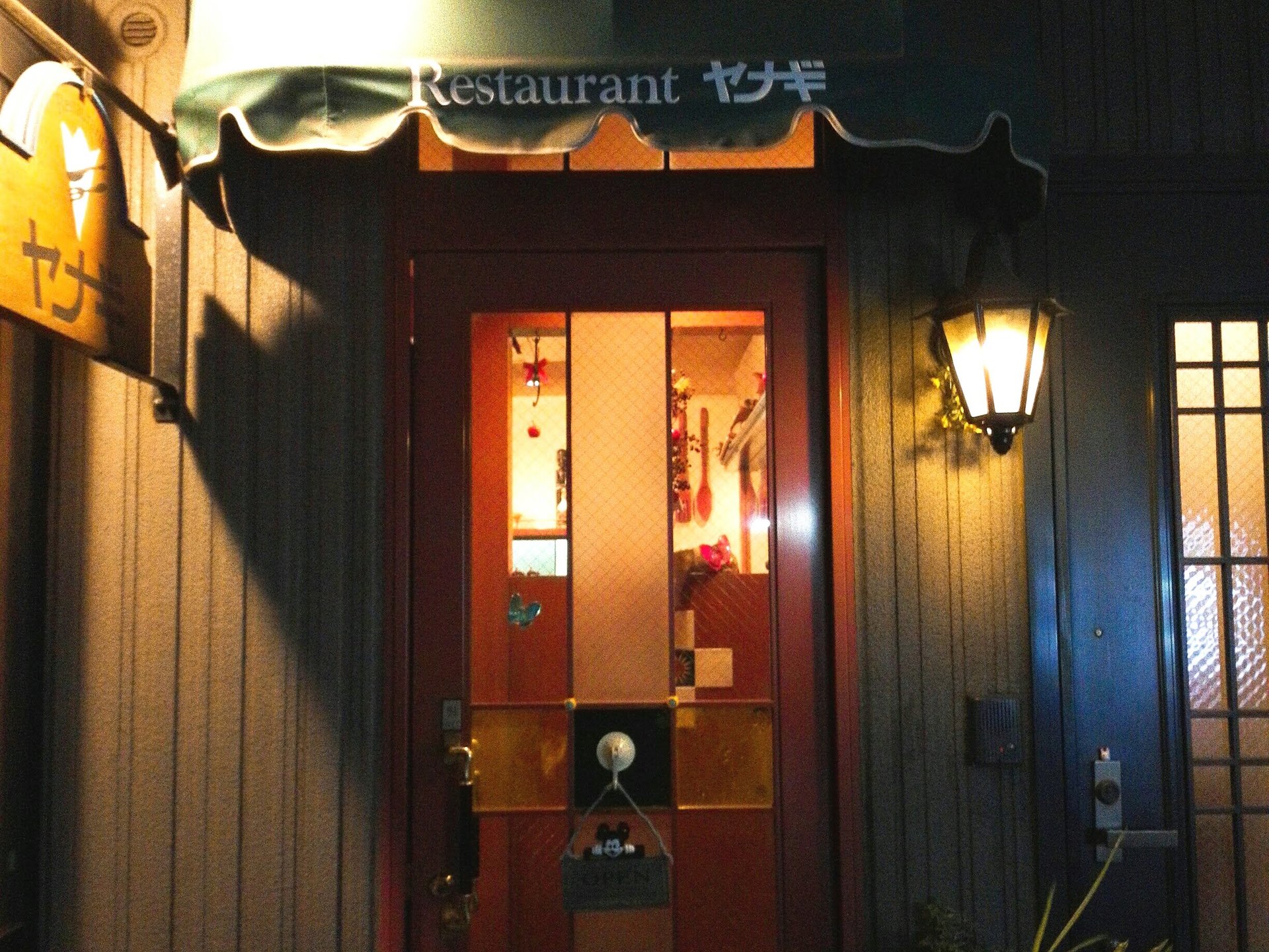 新富町で夫婦が営む古き良き時代のレストランでオムライスをいただきました。