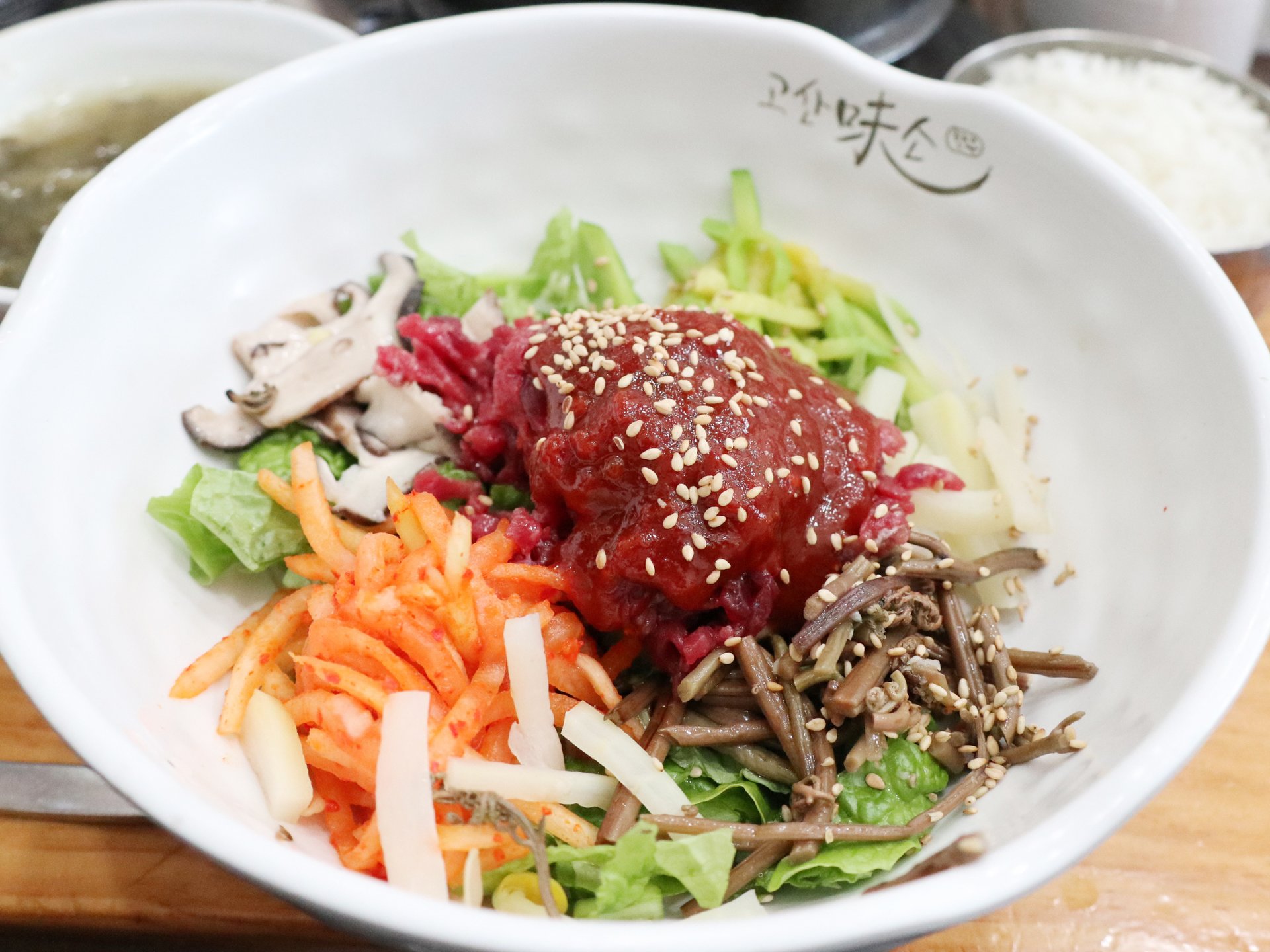 韓国最高峰の生肉！  韓牛のユッケビビンバと、牛の血のスープを味わう！【全羅北道・完州】