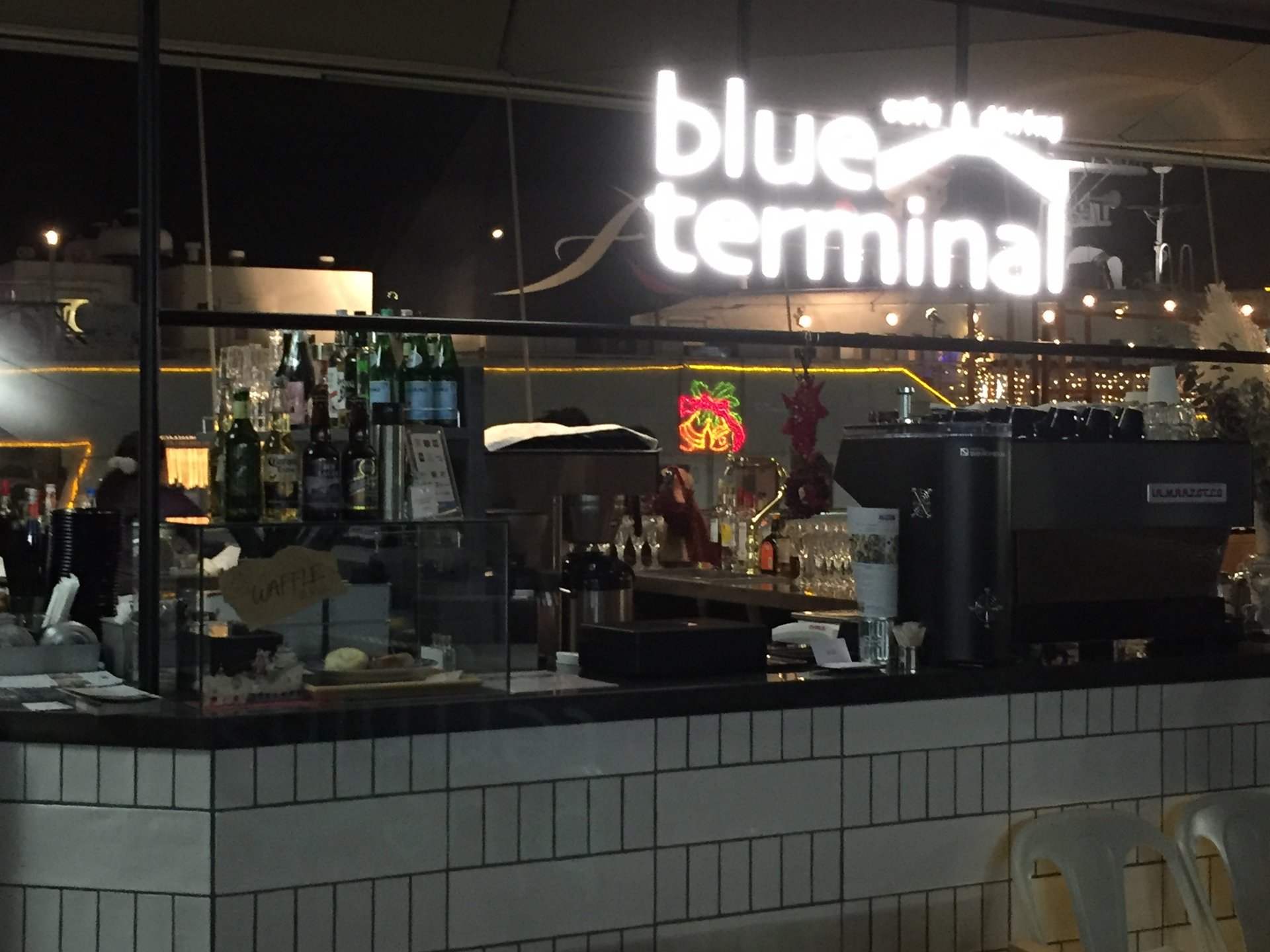 横浜港大桟橋内にある素敵なレストラン、cafe＆dining blue terminalへ