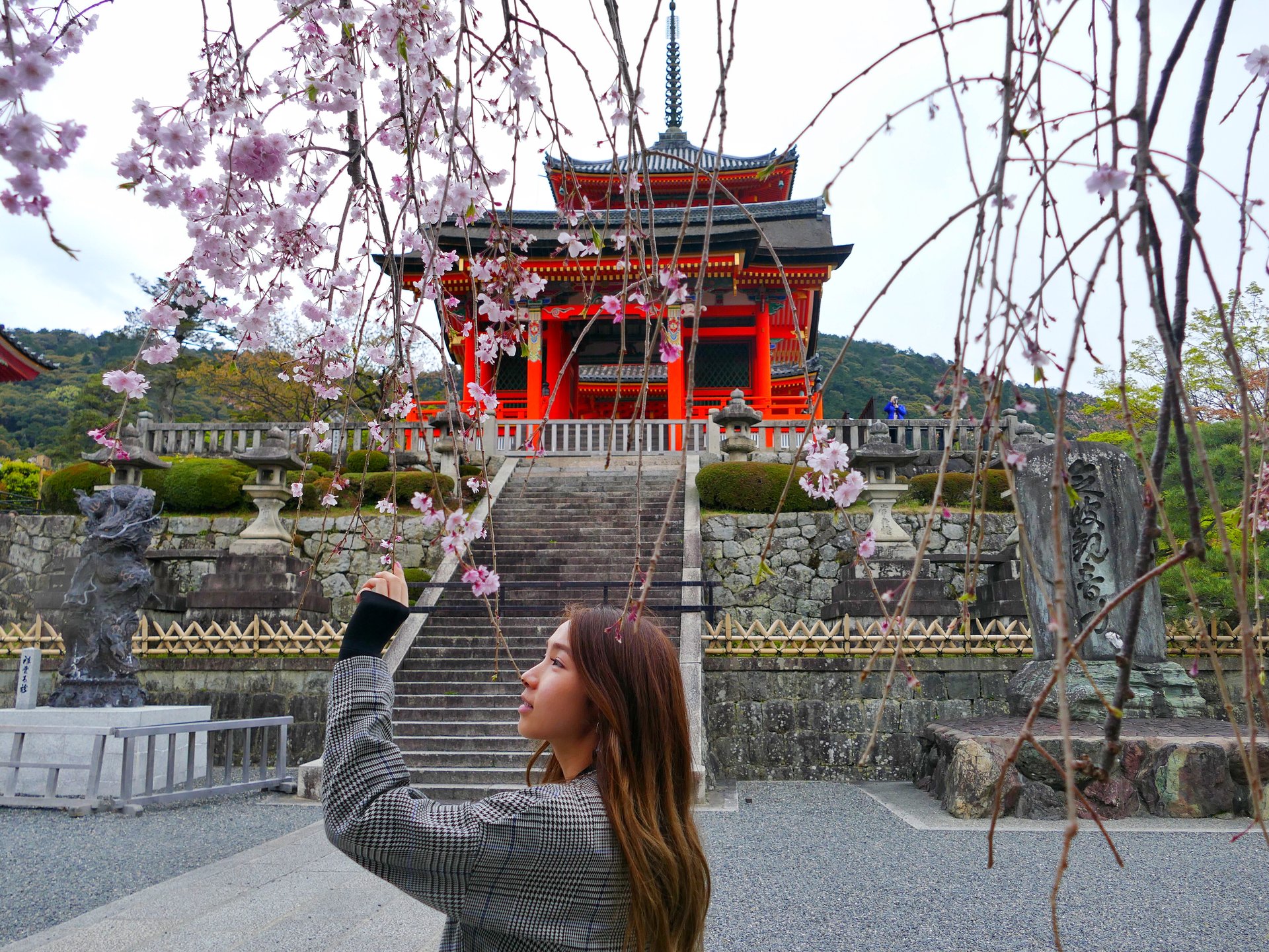 祇園で京さんぽ♡散る桜も美しい「清水寺」京都の雰囲気に魅了される‼︎