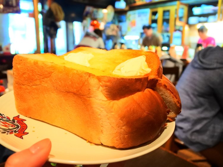 モーニングでトースト半斤食べたことある 大阪にある人気のデカ盛り店は安くて美味くてお腹いっぱい Playlife プレイライフ