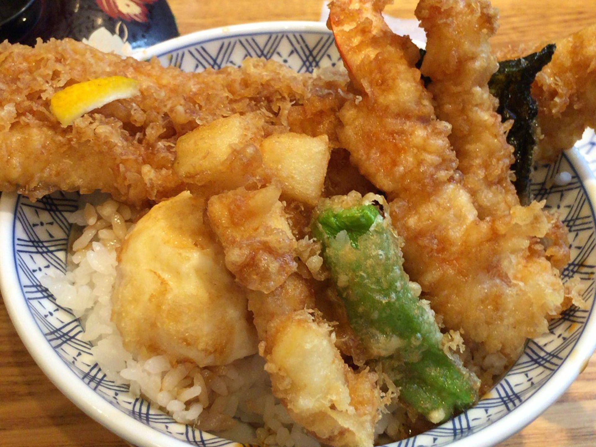 【間違いなく東京最長の行列の店】日本橋にある金子半之助の巨大天ぷらがのってくるおいしい江戸前天丼！