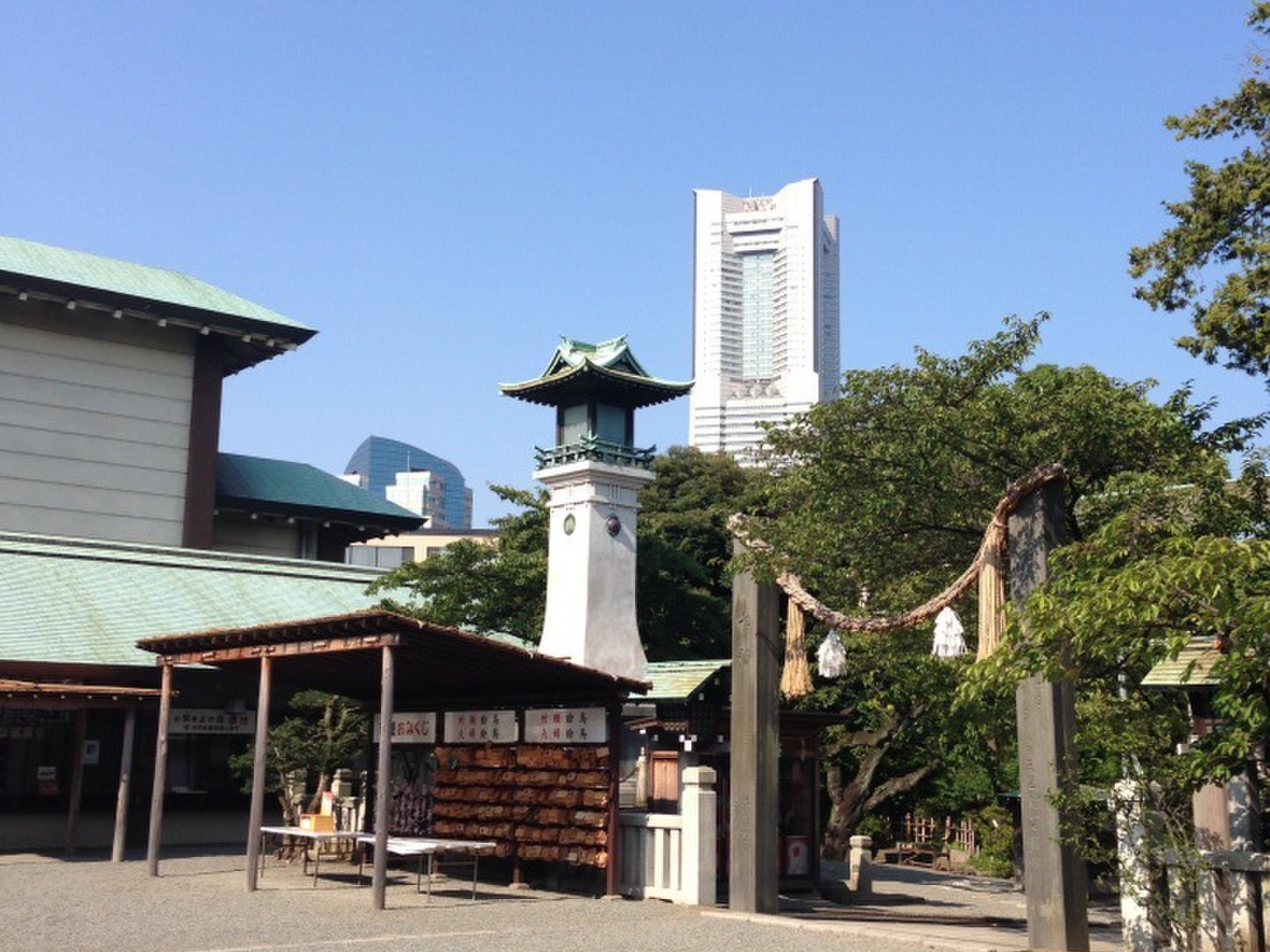 桜木町にひっそりたたずむ癒しの神社。神社とランドマークタワーの共演