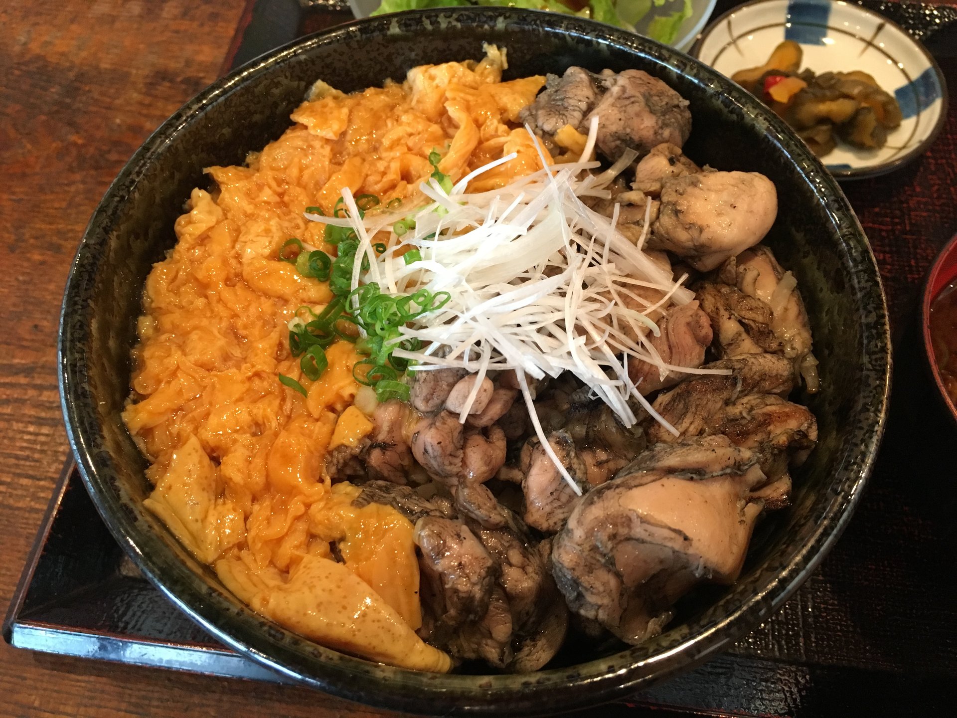 土曜ランチが狙い目！
変わった炭火焼親子丼 