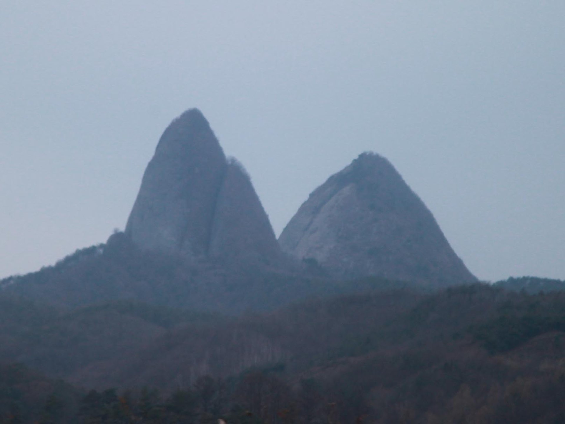 韓国の奇山＆パワースポット・馬耳山を訪れ、名物の骨付きの黒豚を豪快に食べる！【ポッコッマウル、塔寺】
