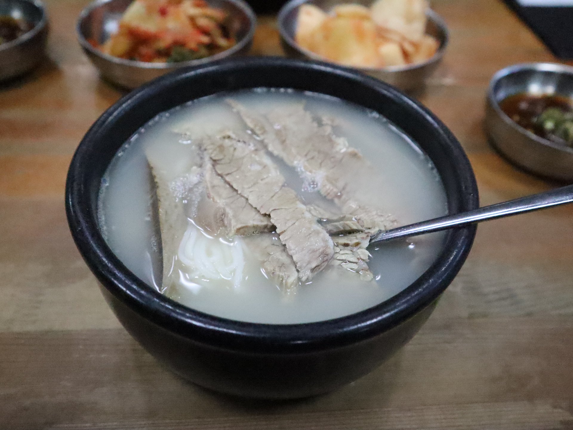 ソウル・仁寺洞（インサドン）　韓国最古の飲食店でソルロンタンを食べ、伝統茶店で漢方茶をいただく！