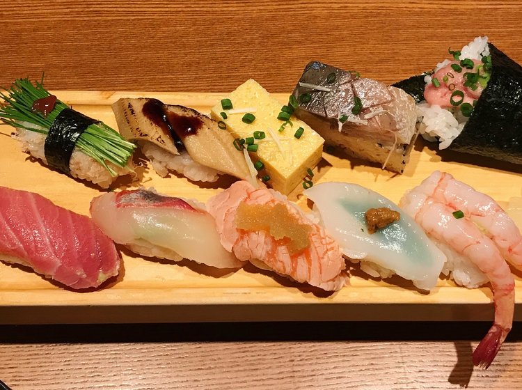 新宿グルメ 外国人にもオススメの美味しいお寿司やさん コスパの良いお寿司が食べられる 板前寿司 Playlife プレイライフ