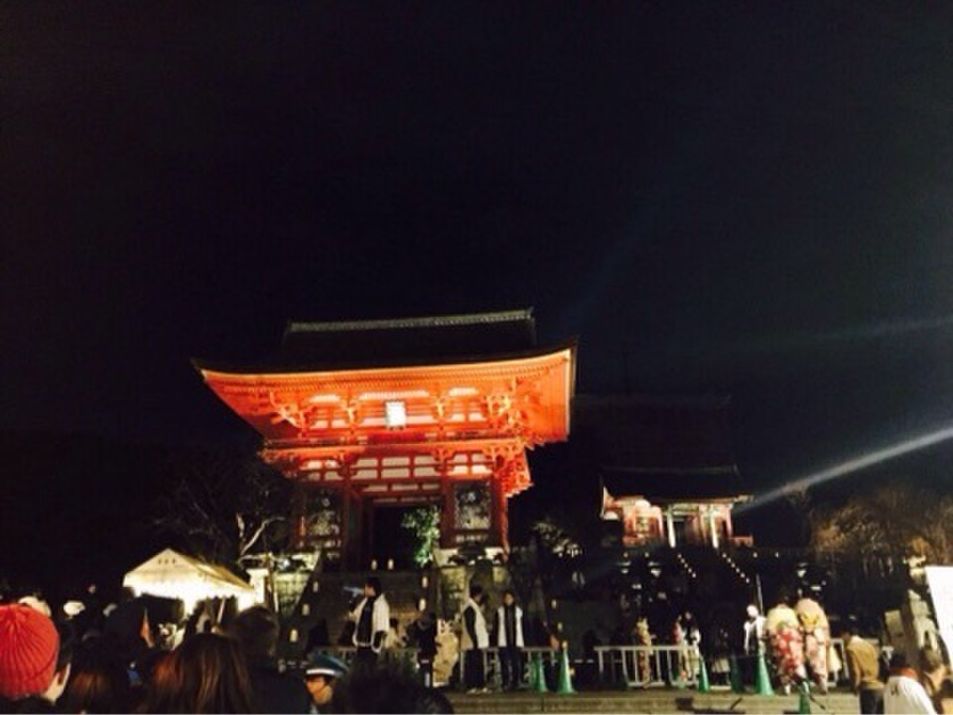 秋の紅葉シーズン限定！京都・清水寺のライトアップで夜間拝観♪