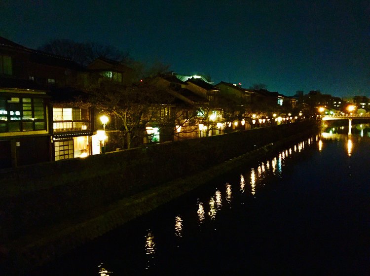 夜の金沢茶屋街巡り 金沢の夜は石畳の道と歴史ある町屋の建つ主計町茶屋街とひがし茶屋街へ Playlife プレイライフ